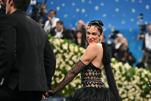 British Albanian Singer Songwriter Dua Lipa Arrive (612×408)