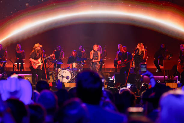 Chris Stapleton Dua Lipa and Morgane Stapleton Per (612×408)