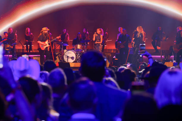 Chris Stapleton Dua Lipa and Morgane Stapleton Per