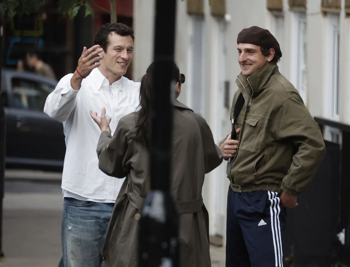 Dua Lipa and Callum Turner at a Low Key Dog Walk (1200×915)