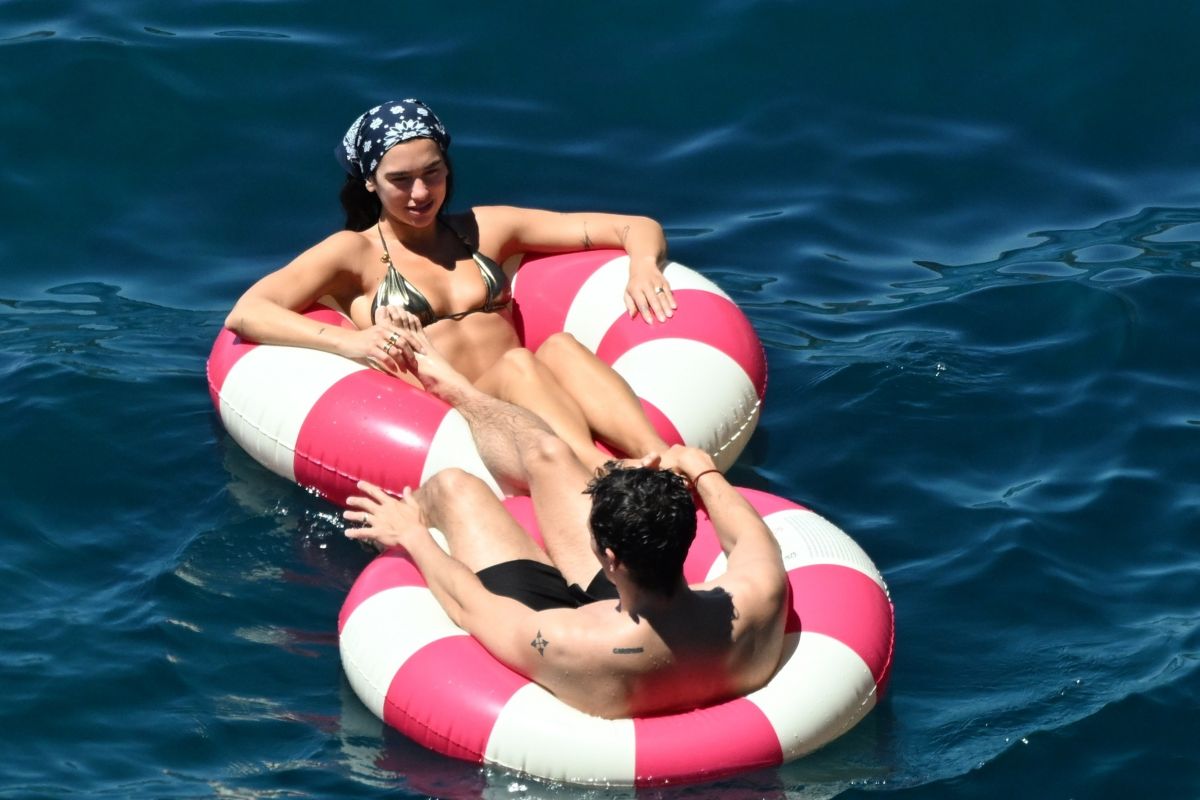 Dua Lipa and Callum Turner at Their Honeymoon (1200×800)