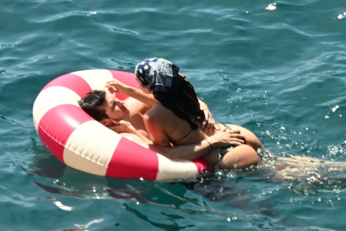 Dua Lipa and Callum Turner on the Sea in a Float (1200×800)