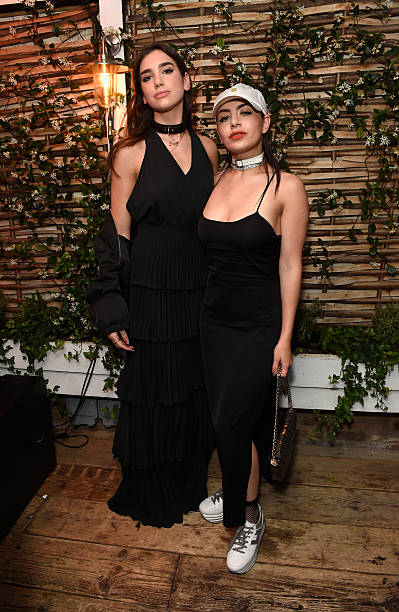 Dua Lipa and Charli Xcx Attend Warner Music Group (399×612)