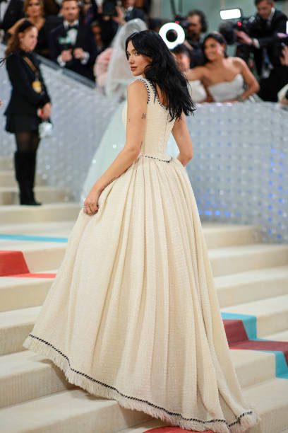 Dua Lipa attends The 2023 Met Gala Celebrating "Karl Lagerfeld: A Line Of Beauty" at The Metropolitan Museum of Art on May 01, 2023 in New York City (408×612)
