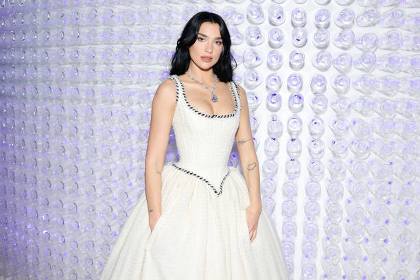 Dua Lipa attends The 2023 Met Gala Celebrating "Karl Lagerfeld: A Line Of Beauty" at The Metropolitan Museum of Art on May 01, 2023 in New York City (612×408)