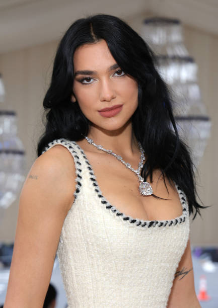 Dua Lipa attends The 2023 Met Gala Celebrating "Karl Lagerfeld: A Line Of Beauty" at The Metropolitan Museum of Art on May 01, 2023 in New York City (433×612)