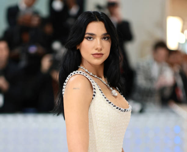 Dua Lipa attends The 2023 Met Gala Celebrating "Karl Lagerfeld: A Line Of Beauty" at The Metropolitan Museum of Art on May 01, 2023 in New York City (612×498)
