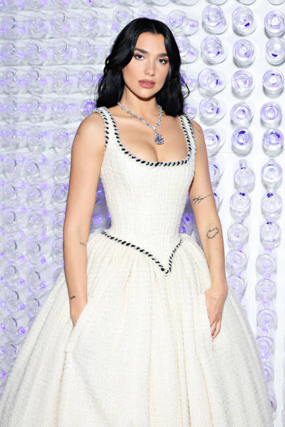 Dua Lipa attends The 2023 Met Gala Celebrating "Karl Lagerfeld: A Line Of Beauty" at The Metropolitan Museum of Art on May 01, 2023 in New York City (408×612)