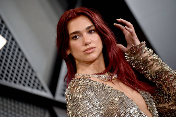 Dua Lipa attends the 66th GRAMMY Awards at Crypto.com Arena on February 04, 2024 in Los Angeles, California — frame 26/80 (612×407)