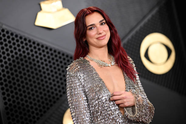 Dua Lipa attends the 66th GRAMMY Awards at Crypto.com Arena on February 04, 2024 in Los Angeles, California — frame 34/80 (612×408)