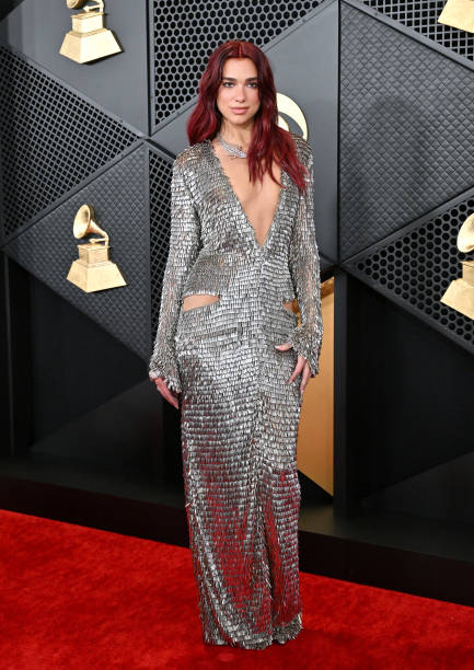 Dua Lipa attends the 66th GRAMMY Awards at Crypto.com Arena on February 04, 2024 in Los Angeles, California — frame 17/80 (433×612)