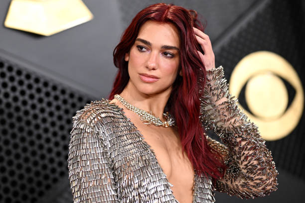 Dua Lipa attends the 66th GRAMMY Awards at Crypto.com Arena on February 04, 2024 in Los Angeles, California — frame 31/80 (612×408)