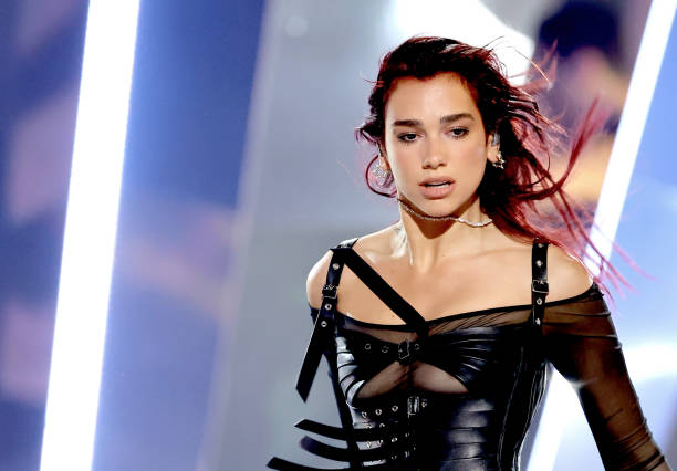 Dua Lipa performs onstage during the 66th GRAMMY Awards at Crypto.com Arena on February 04, 2024 in Los Angeles, California — frame 60/80 (612×426)