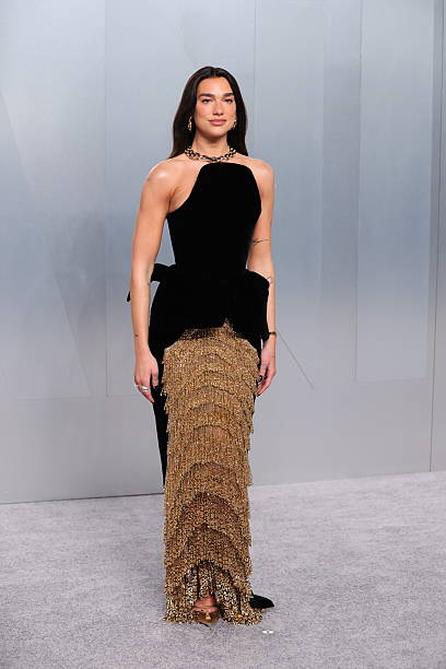 English singer and songwriter Dua Lipa attends the Vanity Fair Oscar Party at the Los Angeles County Museum of Art in Los Angeles on March 15, 2026 — frame 106/107 (408×612)