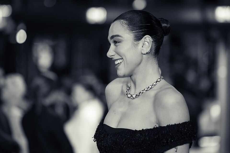 Singer Dua Lipa as a Guest at the Premiere of Rose (960×640)