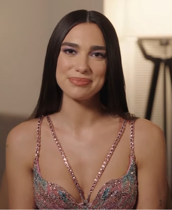 Warner Music interview with Dua Lipa in 2021 (592×721)